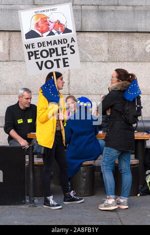 Völker Stimmen anti BREXIT Kundgebung in London von bleiben in der Europäischen Union die Demonstranten. Plakat zeigt Trumpf küssen Boris Johnson. vom 19. Oktober 2019 Stockfoto