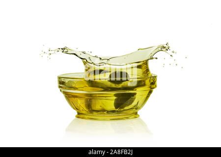 Kochen Olivenöl. Splash isoliert auf Weiss. Mit Freistellungspfaden. Stockfoto