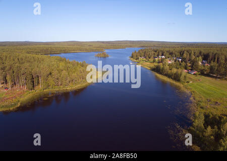 Luftaufnahme über Wald Landschaft mit einem See und einem froup der Häuser im nördlichen Teil von Schweden liegt. Stockfoto