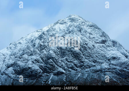 Buachaille Etive Mor. Blauer Himmel, schneebedeckte Gipfel im schottischen Hochland. majestätischen Landschaft Schottlands. ersten Schnee. Saison ändern, Glencoe. Stockfoto