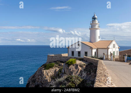 Weit de Capdepera Leuchtturm auf der Insel Mallorca, Spanien. Stockfoto