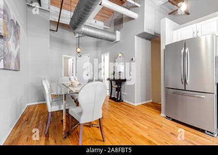 Kleines Esszimmer, in der Nähe der Küche, in einem kleinen Chicago Eigentumswohnung mit einer freiliegenden Decke. Stockfoto