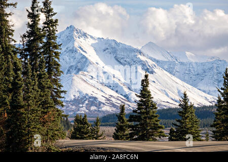 Eine frühe Jahreszeit Schnee stauben die alaskische Strecke der Berge an der Teklanika River im Denali National Park, McKinley Park, Alaska Stockfoto