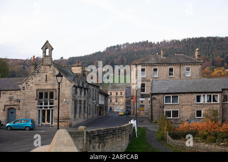 Blick in das Dorf von Rothbury von der Brücke über den Fluß Coquet, in Northumberland, Großbritannien Stockfoto