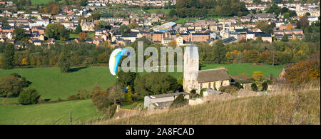 Blick von Selsley gemeinsame Richtung Ebley Stroud und mit der markanten Kirche aller Heiligen in Selsley, Stroud, Großbritannien Stockfoto