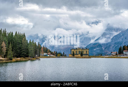 Idyllische herbstliche Landschaft am Lago Misurina, Auronzo di Cadore, Venetien, Italien. Stockfoto