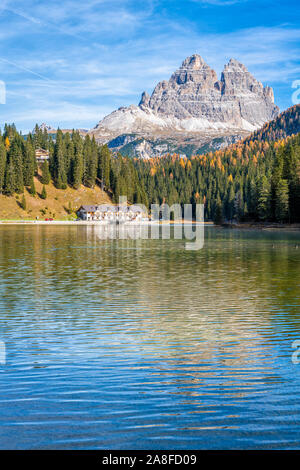 Idyllische herbstliche Landschaft am Lago Misurina, Auronzo di Cadore, Venetien, Italien. Stockfoto