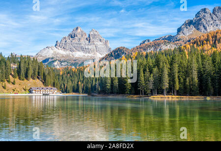 Idyllische herbstliche Landschaft am Lago Misurina, Auronzo di Cadore, Venetien, Italien. Stockfoto