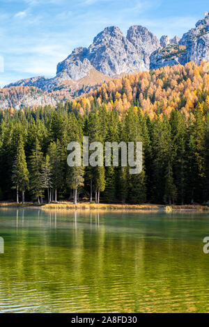 Idyllische herbstliche Landschaft am Lago Misurina, Auronzo di Cadore, Venetien, Italien. Stockfoto