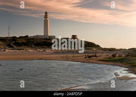 Trafalgar Leuchtturm und Lagune, Barbate, Cadiz-Provinz, Andalusien, Spanien, Europa. Stockfoto