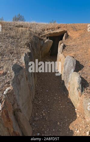 Dolmen von El Pozuelo - zwischen 2500-2200 v. Chr., Außenansicht, Fuencaliente La Real. Der Provinz Huelva, Andalusien, Spanien, Europa. Stockfoto