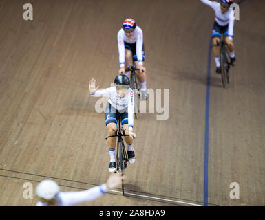 In Großbritannien Frauen Team Suche Team Mitglieder (von links nach rechts) Eleanor Dickinson, Katie Archibald und Elinor Barker nach dem Gewinn der Goldmedaille bei der Tag eines der UCI-Track Cycling World Cup im Sir Chris Hoy Velodrome, Glasgow feiern. Stockfoto