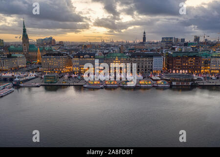 Weihnachtsmarkt am Jungfernstieg Boulevard in Hamburg Stockfoto