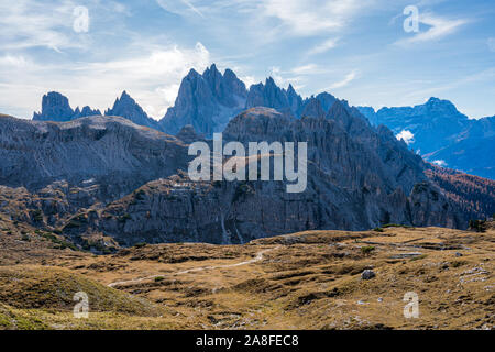 Schöne Bergwelt rund um den berühmten Tre Cime di Lavaredo Zinnen. Venetien, Italien. Stockfoto