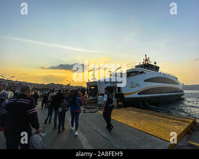 Oktober 30, 2019. Passagiere auf der Fähre nach links. Menschen mit dem Schiff reisen. Passagiere gehen vom Pier auf der Fähre. Die Menschen an Bord Schiff. Der öffentliche Verkehr in Stockfoto