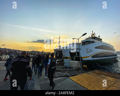 Oktober 30, 2019. Passagiere auf der Fähre nach links. Menschen mit dem Schiff reisen. Passagiere gehen vom Pier auf der Fähre. Die Menschen an Bord Schiff. Der öffentliche Verkehr in Stockfoto