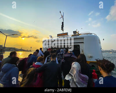 Oktober 30, 2019. Passagiere auf der Fähre nach links. Menschen mit dem Schiff reisen. Passagiere gehen vom Pier auf der Fähre. Die Menschen an Bord Schiff. Der öffentliche Verkehr in Stockfoto