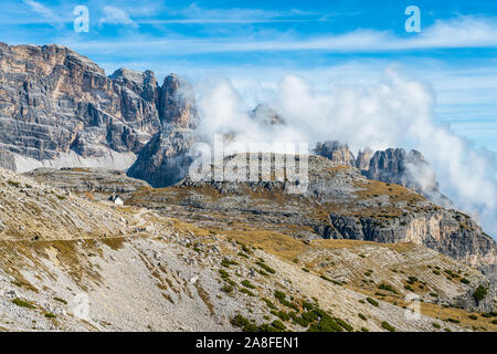 Panoramablick auf die Paterno Berg, in der Nähe der Drei Zinnen von Lavaredo Zinnen. Venetien, Italien. Stockfoto