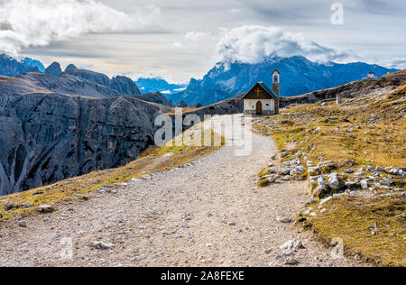 Die kleine Kirche "Cappella degli Alpini", auf dem Weg zu den Tre Cime di Lavaredo Zinnen in Venetien, Italien. Stockfoto