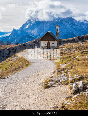 Die kleine Kirche "Cappella degli Alpini", auf dem Weg zu den Tre Cime di Lavaredo Zinnen in Venetien, Italien. Stockfoto