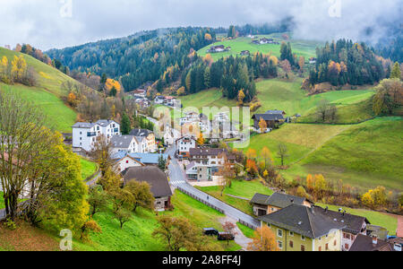 Das idyllische Dorf in San Pietro Val di Funes. Trentino Alto Adige, Italien. Stockfoto