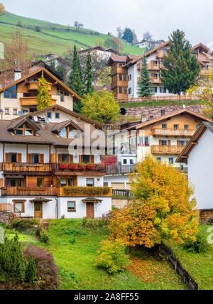 Das idyllische Dorf in San Pietro Val di Funes. Trentino Alto Adige, Italien. Stockfoto