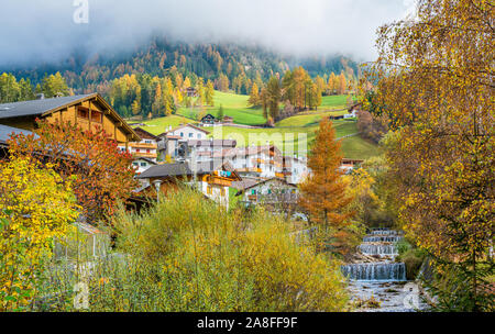 Herbstliche Panorama in Santa Magdalena Dorf in der berühmten Val di Funes. Trentino Alto Adige, Italien. Stockfoto