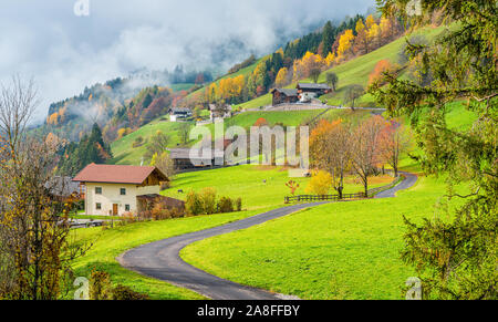 Herbstliche Panorama in Santa Magdalena Dorf in der berühmten Val di Funes. Trentino Alto Adige, Italien. Stockfoto