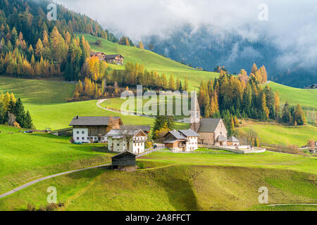 Herbstliche Panorama in Santa Magdalena Dorf in der berühmten Val di Funes. Trentino Alto Adige, Italien. Stockfoto