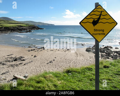 Gelbe Zeichen der starken Strömungen an einem Strand von Surfern frequentierten im County Kerry (Irland). Vorsicht Konzept Stockfoto