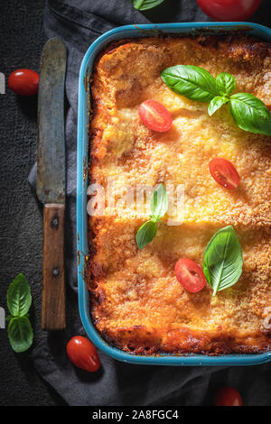 Lecker Lasagne mit béchamelsoße Sauce und Bolognese gemacht Stockfoto