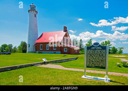 East Tawas Leuchtturm Tawas Punkt Licht in die tawas Point State Park aus Tawas Bay in Lake Huron in Baldwin County im nördlichen Michigan gelegen. Stockfoto