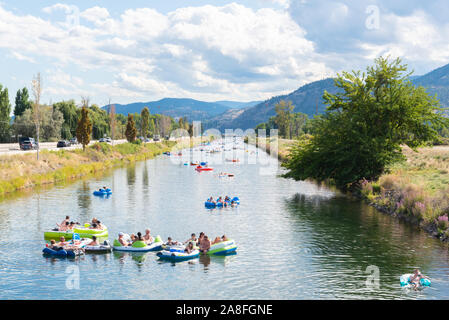 Penticton, British Columbia/Kanada - September 1, 2019: Penticton Fluss Kanal besetzt mit Menschen schweben auf dem Fluss an einem heißen Sommertag Stockfoto