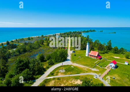 East Tawas Leuchtturm Tawas Punkt Licht in die tawas Point State Park aus Tawas Bay in Lake Huron in Baldwin County im nördlichen Michigan gelegen. Stockfoto