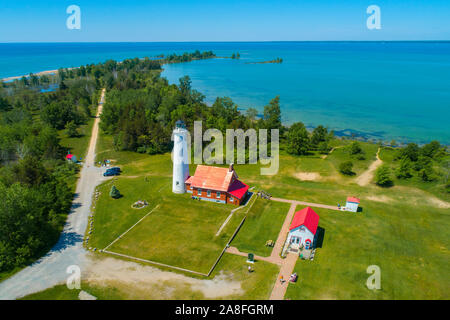 East Tawas Leuchtturm Tawas Punkt Licht in die tawas Point State Park aus Tawas Bay in Lake Huron in Baldwin County im nördlichen Michigan gelegen. Stockfoto