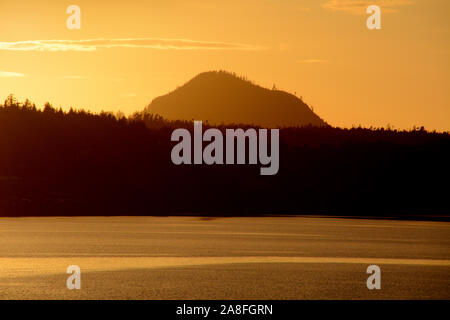 Der Sonnenuntergang hinter dem Heiltsuk First Nation Gemeinschaft von Bella Bella, im Great Bear Rainforest an der Küste von British Columbia, Kanada. Stockfoto