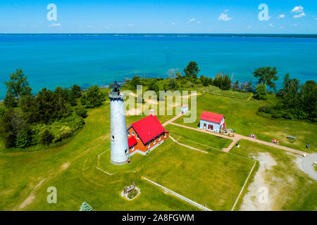 East Tawas Leuchtturm Tawas Punkt Licht in die tawas Point State Park aus Tawas Bay in Lake Huron in Baldwin County im nördlichen Michigan gelegen. Stockfoto