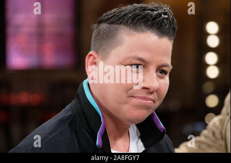 Köln, Deutschland. 08 Nov, 2019. Die Sängerin Kerstin Ott im Studio ist nach der Aufnahme der WDR-Talkshow "Kölner Treff". Quelle: Henning Kaiser/dpa/Alamy leben Nachrichten Stockfoto