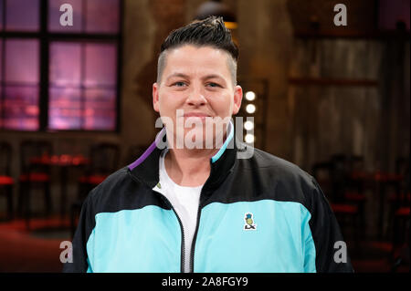 Köln, Deutschland. 08 Nov, 2019. Die Sängerin Kerstin Ott im Studio ist nach der Aufnahme der WDR-Talkshow "Kölner Treff". Quelle: Henning Kaiser/dpa/Alamy leben Nachrichten Stockfoto