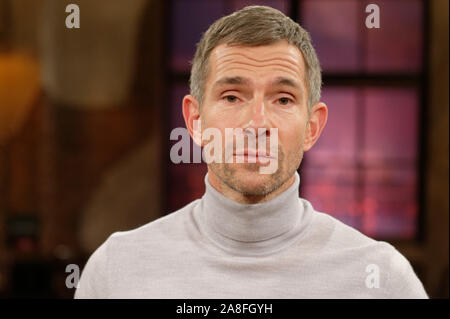 Köln, Deutschland. 08 Nov, 2019. Der Moderator Micky Beisenherz steht im Studio nach der Aufnahme der WDR-Talkshow "Kölner Treff". Quelle: Henning Kaiser/dpa/Alamy leben Nachrichten Stockfoto