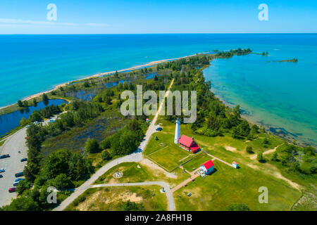 East Tawas Leuchtturm Tawas Punkt Licht in die tawas Point State Park aus Tawas Bay in Lake Huron in Baldwin County im nördlichen Michigan gelegen. Stockfoto