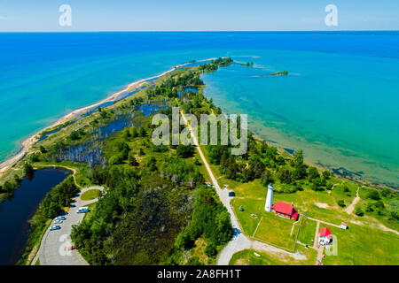 East Tawas Leuchtturm Tawas Punkt Licht in die tawas Point State Park aus Tawas Bay in Lake Huron in Baldwin County im nördlichen Michigan gelegen. Stockfoto