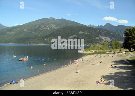 Ein Blick auf den Strand auf Kootenay Lake in der Alpenstadt Kaslo in Selkirk Mountains, in den Kootenay Region British Columbia, Kanada. Stockfoto