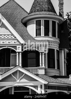 Nahaufnahme des architektonischen Details der ein schönes Beispiel für einen klassischen Queen Anne Haus mit Dach und Turm, jetzt die Deakle Anwaltskanzlei, in Hatti Stockfoto