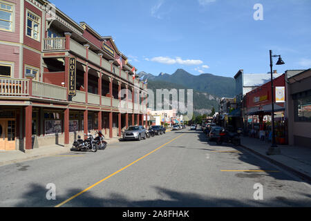 Ein Blick auf die Hauptstraße ist der alpinen Stadt Kaslo in Selkirk Mountains, in den Kootenay Region British Columbia, Kanada. Stockfoto