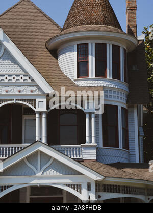 Nahaufnahme des architektonischen Details der ein schönes Beispiel für einen klassischen Queen Anne Haus mit Dach und Turm, jetzt die Deakle Anwaltskanzlei, in Hatti Stockfoto