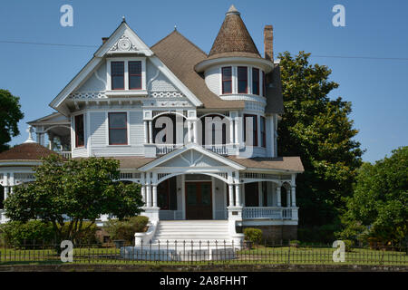 Ein schönes Beispiel für einen klassischen Queen Anne Haus mit Dach und Turm, jetzt die Deakle Anwaltskanzlei, in Hattiesburg, MS, USA Stockfoto