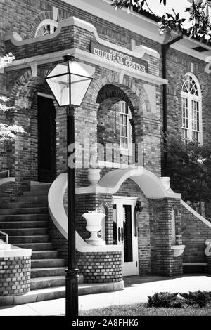 Schönen Ziegelgebäude Eingang geschwungene Treppe für die Hattiesburg, MS, Kulturzentrum, auch die Heimat der Historical Society Museum, Stockfoto