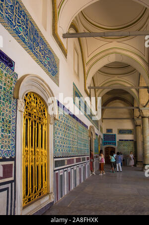 Istanbul, Türkei - 6. September 2019. Touristen auf der Außenseite der geheimen Kammer in den Topkapi Palast, Sultanahmet, Istanbul, Türkei Stockfoto