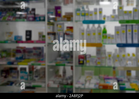 Abstract background blur Regal mit Medikamenten und anderen Waren, die in der Apotheke. Stockfoto